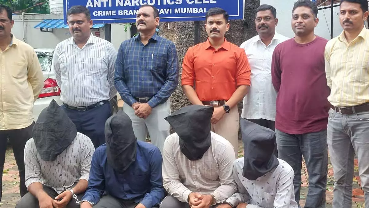 Navi Mumbai: राज्यव्यापी तस्करी रैकेट का भंडाफोड़, 4 आरोपी गिरफ्तार Navi Mumbai: राज्यव्यापी तस्करी रैकेट का भंडाफोड़, 4 आरोपी गिरफ्तार