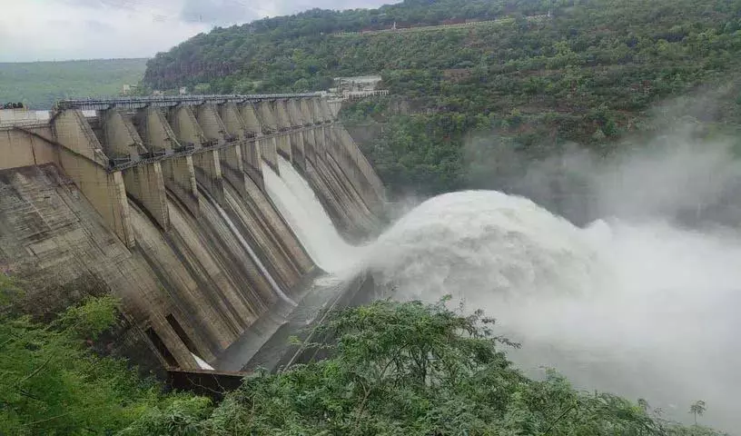 Srisailam परियोजना स्थिर.. दो गेट खोले गए, सागर में पानी छोड़ा गया Srisailam परियोजना स्थिर.. दो गेट खोले गए, सागर में पानी छोड़ा गया