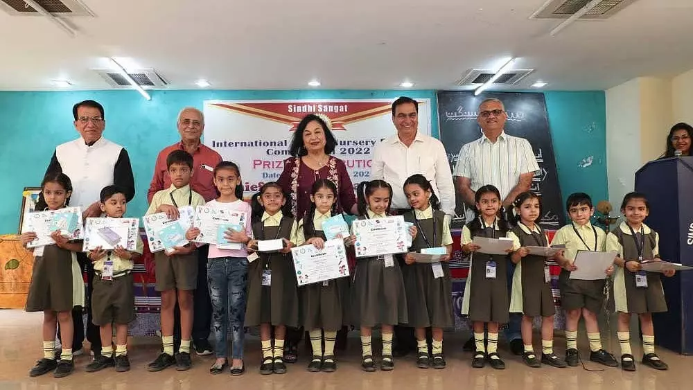 सिंधी भाषा के संवर्धन के लिए नन्हें बच्चों की कविताओं से गूंजा मंच सिंधी भाषा के संवर्धन के लिए नन्हें बच्चों की कविताओं से गूंजा मंच