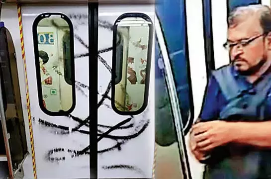 ब्लू लाइन मेट्रो के डिब्बे पर स्याही के धब्बे के बाद यात्री ने पुलिस से शिकायत की ब्लू लाइन मेट्रो के डिब्बे पर स्याही के धब्बे के बाद यात्री ने पुलिस से शिकायत की