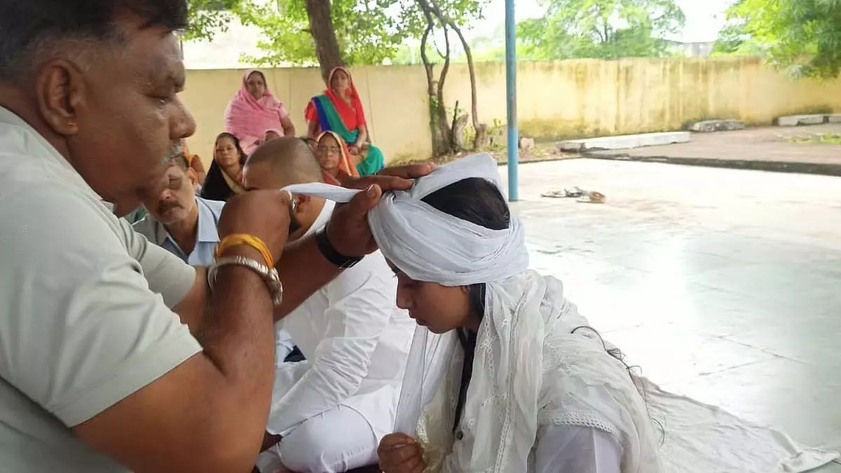 मंदसौर की महिला बनी परिवार की नई मुखिया, पगड़ी से मिला सम्मान मंदसौर की महिला बनी परिवार की नई मुखिया, पगड़ी से मिला सम्मान