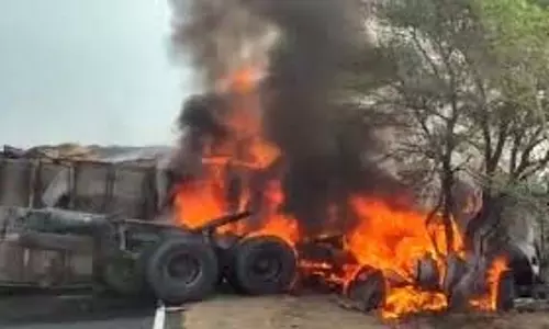 Bihar: दो ट्रकों की भीषण टक्कर में जिंदा जले तीन लोग Bihar: दो ट्रकों की भीषण टक्कर में जिंदा जले तीन लोग