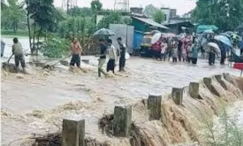 Maharashtra: बाढ़ के तेज बहाव में फंसा ग्राम सेवक, 4 घंटे पेड़ पर लटका रहा Maharashtra: बाढ़ के तेज बहाव में फंसा ग्राम सेवक, 4 घंटे पेड़ पर लटका रहा
