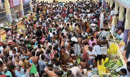 आदि अमावस्या: लोग पूर्वजों को तर्पण देने के लिए तिरुचेंदूर समुद्र तट पर एकत्रित होते है आदि अमावस्या: लोग पूर्वजों को तर्पण देने के लिए तिरुचेंदूर समुद्र तट पर एकत्रित होते है