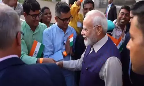 लंदन में प्रधानमंत्री मोदी का भारतीय प्रवासियों ने स्वागत किया