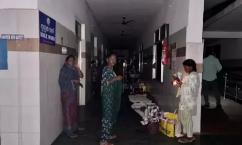 Odisha : बिजली गुल होने से बोनाई अस्पताल अंधेरे में, इलाज के दौरान मरीज की मौत