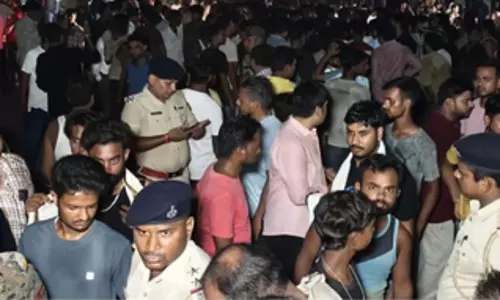 कबाड़ कारोबारी की हत्या, आक्रोशित भीड़ ने सड़क जाम किया, आरोपी के घर पर भी हमला