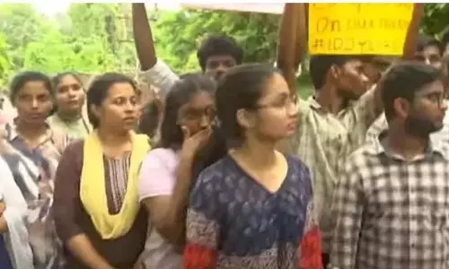 Andhra विश्वविद्यालय के मेस में कीड़े लगे चावल को लेकर छात्रों का विरोध प्रदर्शन