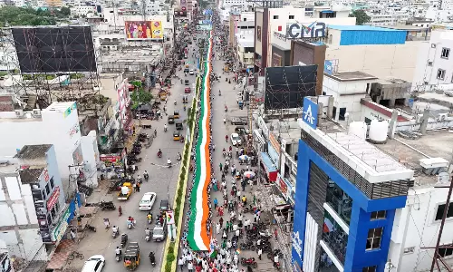 एकता रैली में Ongole की सड़कें 3,600 फुट ऊँचे राष्ट्रीय ध्वज से सजी एकता रैली में Ongole की सड़कें 3,600 फुट ऊँचे राष्ट्रीय ध्वज से सजी