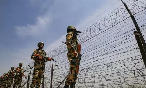 जम्मू में BSF ने बारिश के बीच बिना बाड़ वाली सीमाओं की सुरक्षा की जम्मू में BSF ने बारिश के बीच बिना बाड़ वाली सीमाओं की सुरक्षा की