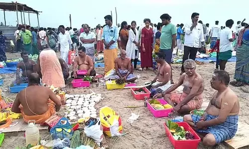 आदि अमावस्या: रामेश्वरम में पितरों को तर्पण! आदि अमावस्या: रामेश्वरम में पितरों को तर्पण!