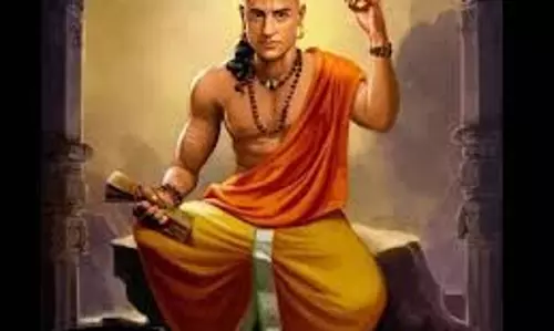 Chanakya Niti: इन तीन गलतियों से हमेशा खुद को बचाकर रखें Chanakya Niti: इन तीन गलतियों से हमेशा खुद को बचाकर रखें