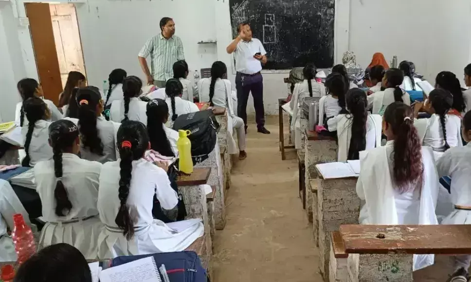 Kaushambi: प्रो. शर्मा ने छात्रों को मेहनत और लगन से जीवन में आगे बढ़ने का दिया संदेश