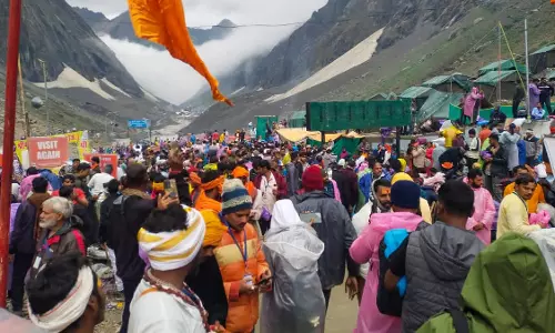 Srinagar: जम्मू से अमरनाथ के लिए 3,500 तीर्थयात्रियों का जत्था हुआ रवाना Srinagar: जम्मू से अमरनाथ के लिए 3,500 तीर्थयात्रियों का जत्था हुआ रवाना