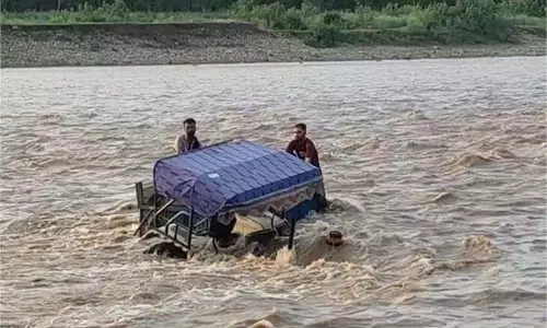Jammu and Kashmir: तेज लहरों में 2 घंटे तक फंसी रहीं दो जिंदगियां, SDRF की टीम ने बचाया Jammu and Kashmir: तेज लहरों में 2 घंटे तक फंसी रहीं दो जिंदगियां, SDRF की टीम ने बचाया