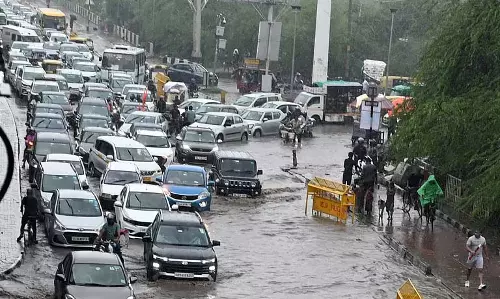 Delhi मिंटो ब्रिज पर सुचारू यातायात ने यात्रियों को चौंकाया Delhi मिंटो ब्रिज पर सुचारू यातायात ने यात्रियों को चौंकाया