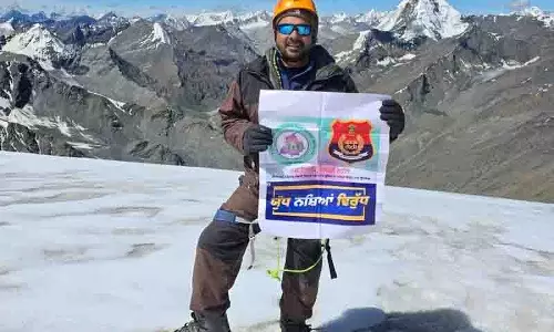 नशे के खिलाफ संदेश देने के लिए Punjab पुलिस अधिकारी ने चढ़ाई की 6,080 मीटर ऊंची हिमालयी चोटी नशे के खिलाफ संदेश देने के लिए Punjab पुलिस अधिकारी ने चढ़ाई की 6,080 मीटर ऊंची हिमालयी चोटी