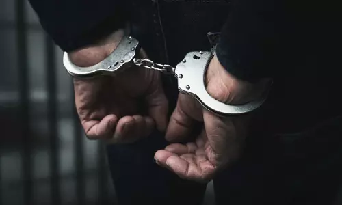 ड्रग्स फैक्ट्री केस: क्राइम ब्रांच ने केमिकल सप्लायर को किया गिरफ्तार ड्रग्स फैक्ट्री केस: क्राइम ब्रांच ने केमिकल सप्लायर को किया गिरफ्तार