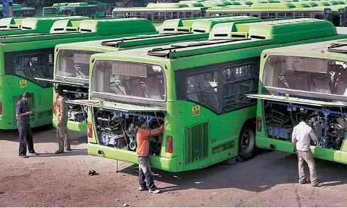डीटीसी बेड़े में बसों की कमी, सड़क से बाहर बसों ने बढ़ाई परेशानी डीटीसी बेड़े में बसों की कमी, सड़क से बाहर बसों ने बढ़ाई परेशानी