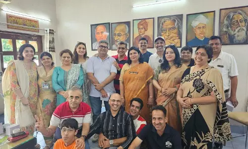 पूर्व मॉडल छात्राएं 32 साल बाद फिर से मिलीं, अपने विद्यालय के लिए धन एकत्रित किया