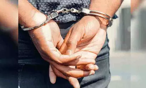 Hyderabad में ड्रग तस्करी के आरोप में इंजीनियर गिरफ्तार Hyderabad में ड्रग तस्करी के आरोप में इंजीनियर गिरफ्तार