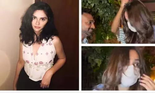 मास्क में नज़र आईं अनीत पड्डा, सेल्फी से किया इनकार मास्क में नज़र आईं अनीत पड्डा, सेल्फी से किया इनकार