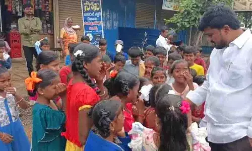 शिक्षक के तबादले को लेकर Sangareddy में छात्रों ने सड़क जाम की, अभिभावक भड़के