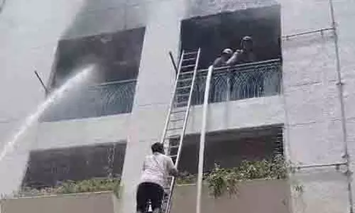 सोसाइटी में लगी भीषण आग, दमकलकर्मी की तत्परता से टला बड़ा हादसा