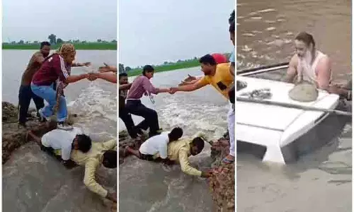 Moga में बारिश से तबाही, ग्रामीणों के साहसिक कार्य से स्कूली बच्चों को बाढ़ के पानी से बचाया गया Moga में बारिश से तबाही, ग्रामीणों के साहसिक कार्य से स्कूली बच्चों को बाढ़ के पानी से बचाया गया