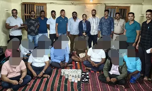 होमस्टे में जुआ: पुलिस की छापेमारी; 49.50 लाख रुपये नकद जब्त होमस्टे में जुआ: पुलिस की छापेमारी; 49.50 लाख रुपये नकद जब्त