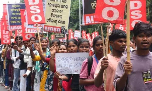 लड़कियों की सुरक्षा को लेकर एआईडीएसओ कार्यकर्ताओं का प्रदर्शन