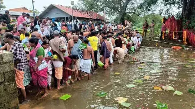 Kerala: हज़ारों लोगों ने पूर्वजों को बलि अर्पित की, भारी बारिश के बावजूद भारी भीड़