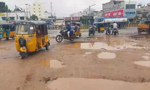 Hyderabad में पुराने शहर की सड़कें बारिश से क्षतिग्रस्त, गड्ढों और बाढ़ से यात्रियों के लिए खतरा बढ़ा Hyderabad में पुराने शहर की सड़कें बारिश से क्षतिग्रस्त, गड्ढों और बाढ़ से यात्रियों के लिए खतरा बढ़ा