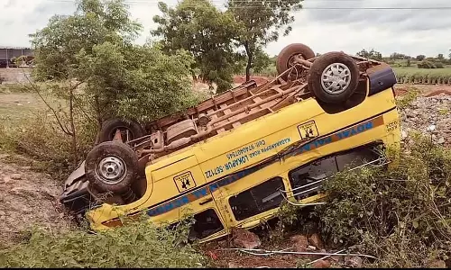 स्कूल वाहन पलटा: छात्र घायल
