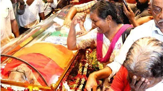 Kerala में वामपंथी नेता को अंतिम विदाई, समर्थकों में शोक Kerala में वामपंथी नेता को अंतिम विदाई, समर्थकों में शोक