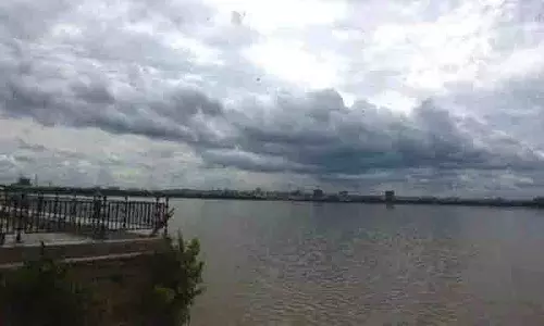 Hyderabad में आसमान उदास, लगातार बारिश जारी, नमी और बादल छाए रहे Hyderabad में आसमान उदास, लगातार बारिश जारी, नमी और बादल छाए रहे