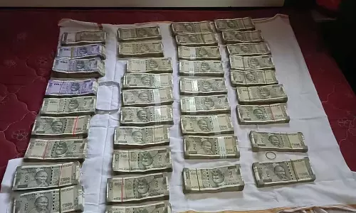 लोकायुक्त का छापा : उप निदेशक के घर से नकदी बरामद लोकायुक्त का छापा : उप निदेशक के घर से नकदी बरामद