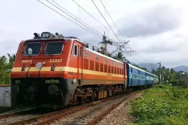 Kerala  और सिकंदराबाद के बीच तेज़ ट्रेन यात्रा का आनंद लें