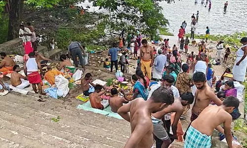 आदि अमावस्या: लोग मेट्टूर में कावेरी तट पर तर्पणम करने के लिए एकत्रित होते हैं आदि अमावस्या: लोग मेट्टूर में कावेरी तट पर तर्पणम करने के लिए एकत्रित होते हैं