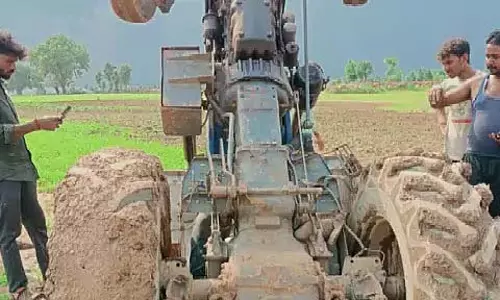 MP : छतरपुर में खेत जोतते समय ट्रैक्टर पलटने से किसान की मौत