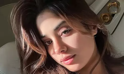 Janhvi ने श्रीलीला की राह अपनाई, AA22 के लिए मांगे ₹7 करोड़ Janhvi ने श्रीलीला की राह अपनाई, AA22 के लिए मांगे ₹7 करोड़