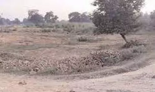 Farrukhabad: आधे दशक से सड़क बदहाल, जिम्मेदार बने मौन दर्शक