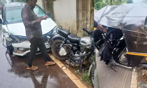 वेंगारा में तीन वाहनों की टक्कर, चार घायल, एक की हालत गंभीर वेंगारा में तीन वाहनों की टक्कर, चार घायल, एक की हालत गंभीर
