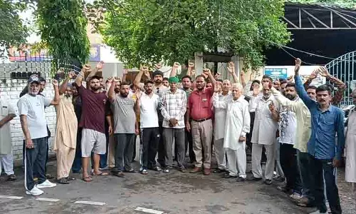 जगतपुर जट्टान गांव हत्याकांड, ग्रामीणों ने SP कार्यालय के बाहर किया प्रदर्शन जगतपुर जट्टान गांव हत्याकांड, ग्रामीणों ने SP कार्यालय के बाहर किया प्रदर्शन