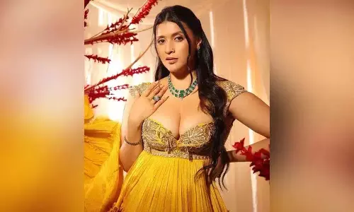 Mannara Chopra : कहना है कि पिता की मृत्यु के बाद वह ‘उठ रही हैं’