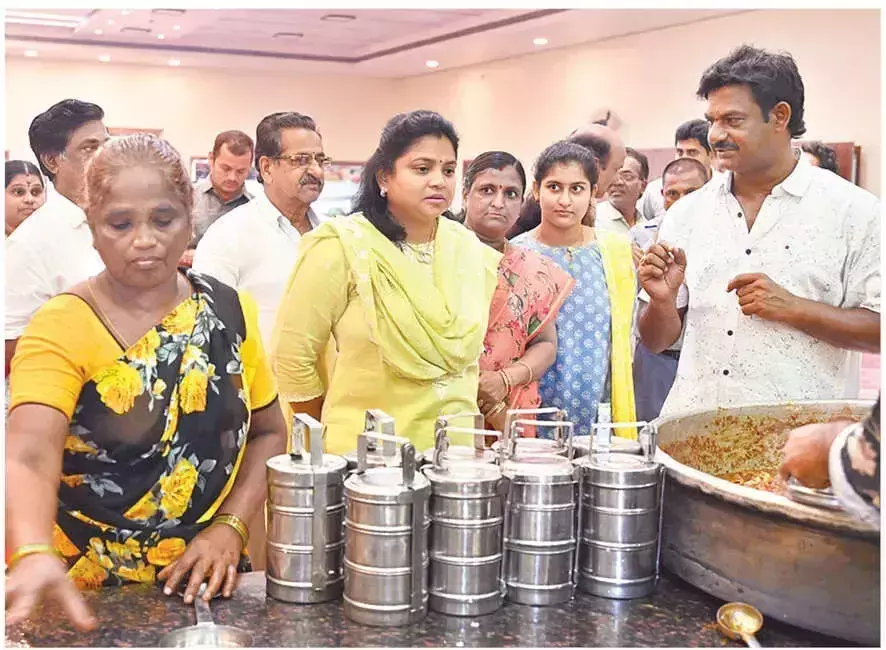 Andhra: तुलसी रामबाबू 200 गरीबों को मुफ्त भोजन पहुंचाते हैं