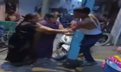 Indore पुलिस का सिपाही विवाहित महिला के घर से पकड़ा गया Indore पुलिस का सिपाही विवाहित महिला के घर से पकड़ा गया