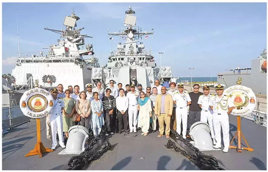 Andhra: भारतीय नौसेना के जहाजों ने अपनी सिंगापुर यात्रा पूरी की Andhra: भारतीय नौसेना के जहाजों ने अपनी सिंगापुर यात्रा पूरी की