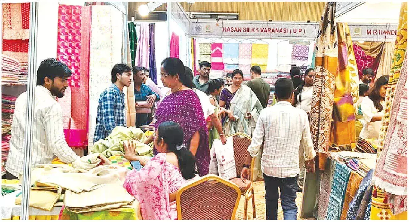 Andhra: मिश्रित बुनाई पारंपरिक, समकालीन मिश्रणों में आती है Andhra: मिश्रित बुनाई पारंपरिक, समकालीन मिश्रणों में आती है