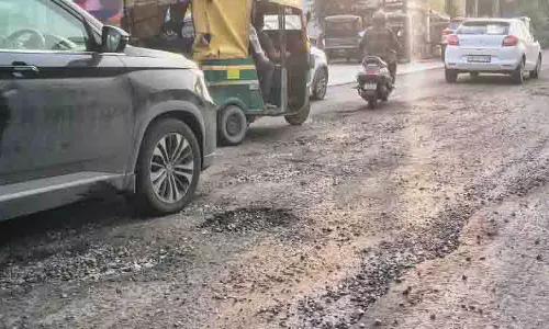 साहनेवाल में गड्ढों वाली सर्विस लेन से यात्री परेशान, NHAI आंखें मूंदे